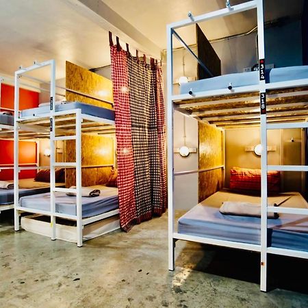 Adventure Hostel Bangkok Exterior photo